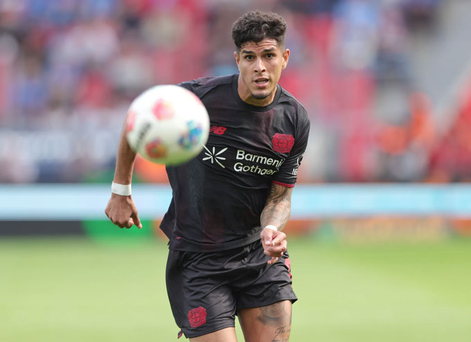 Piero Hincapie tranh chấp bóng với tư thế thể lực mạnh mẽ.